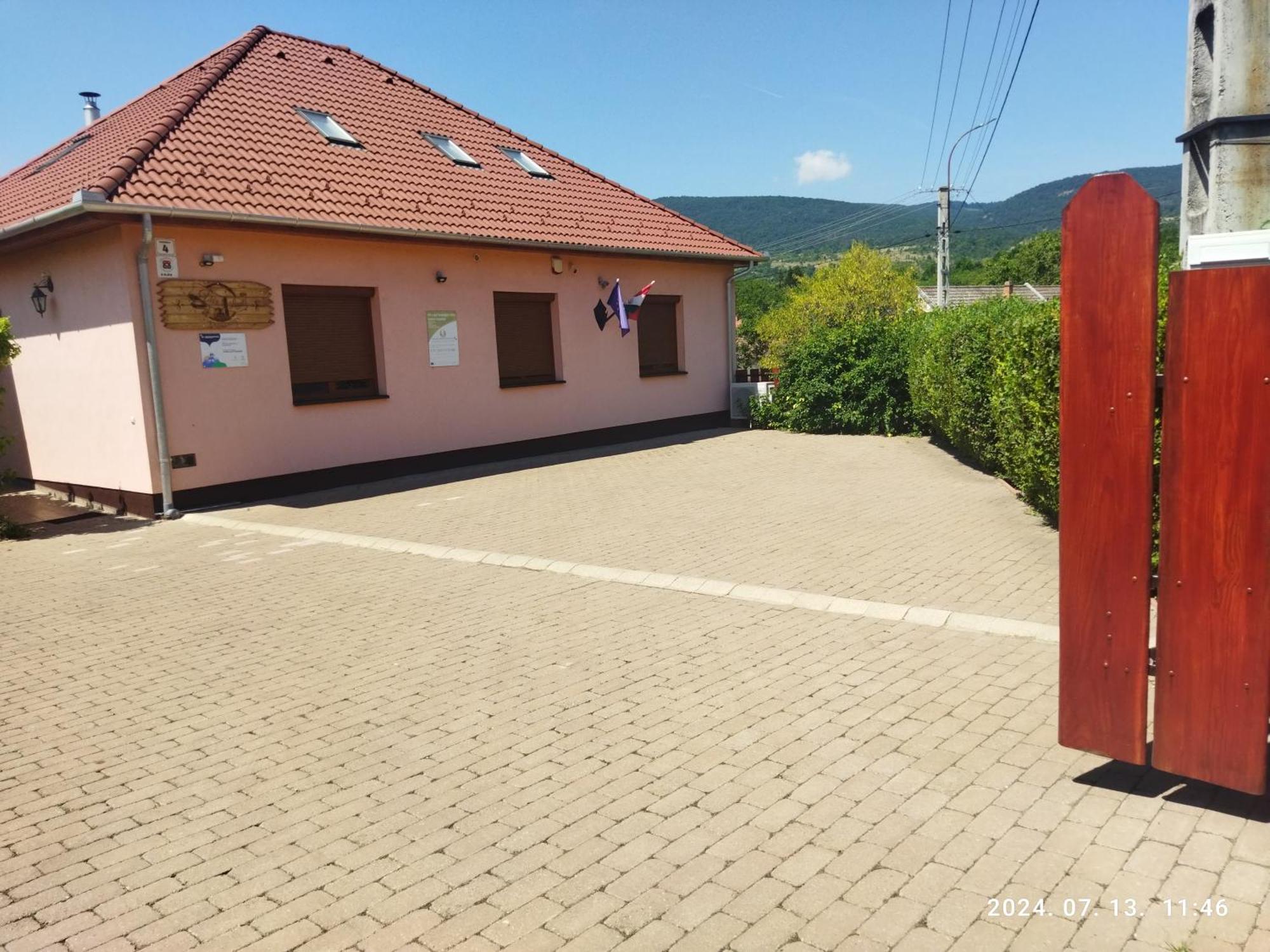 Var-Liget Vendeghaz Kisnana Exterior photo