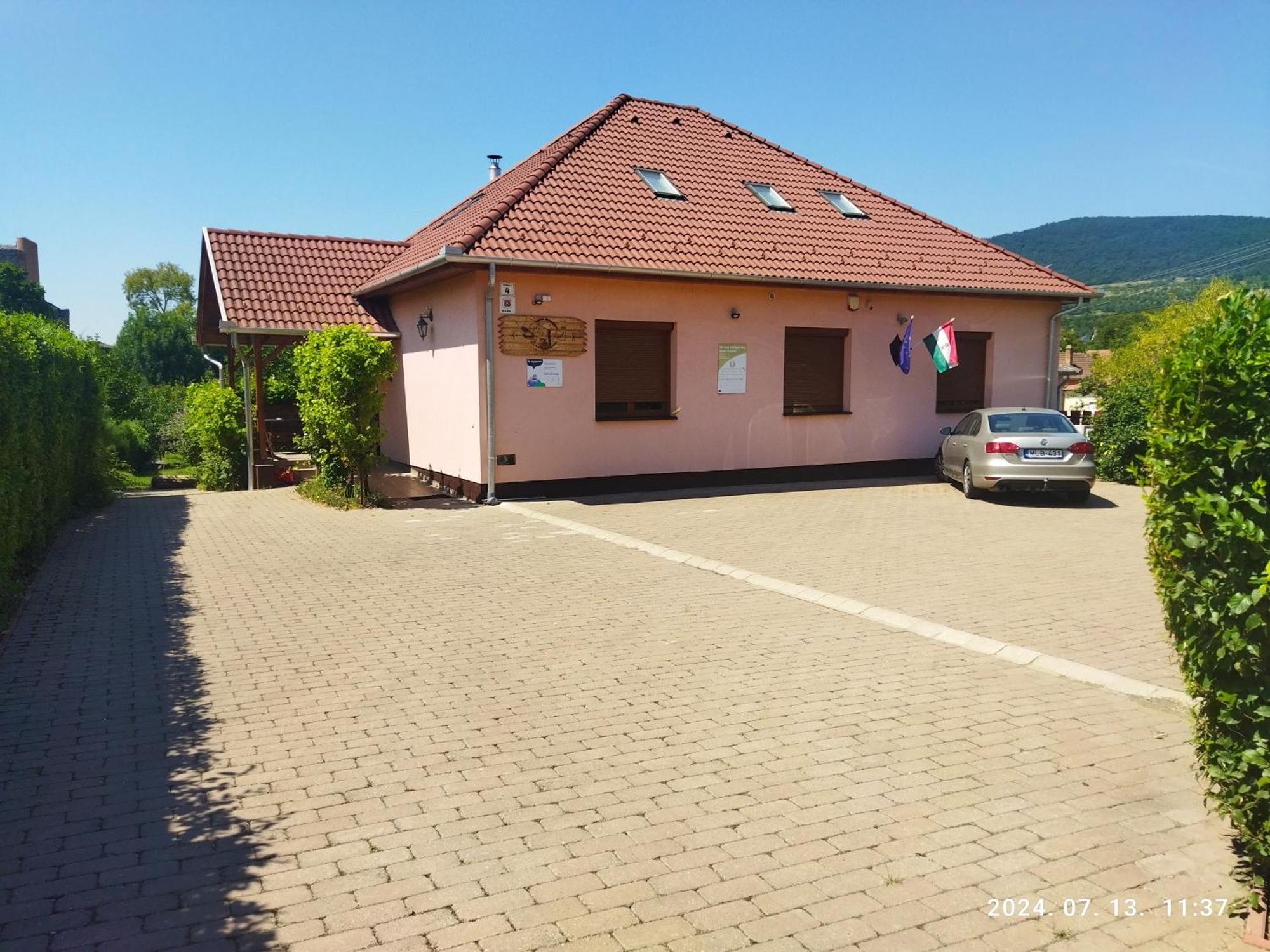 Var-Liget Vendeghaz Kisnana Exterior photo