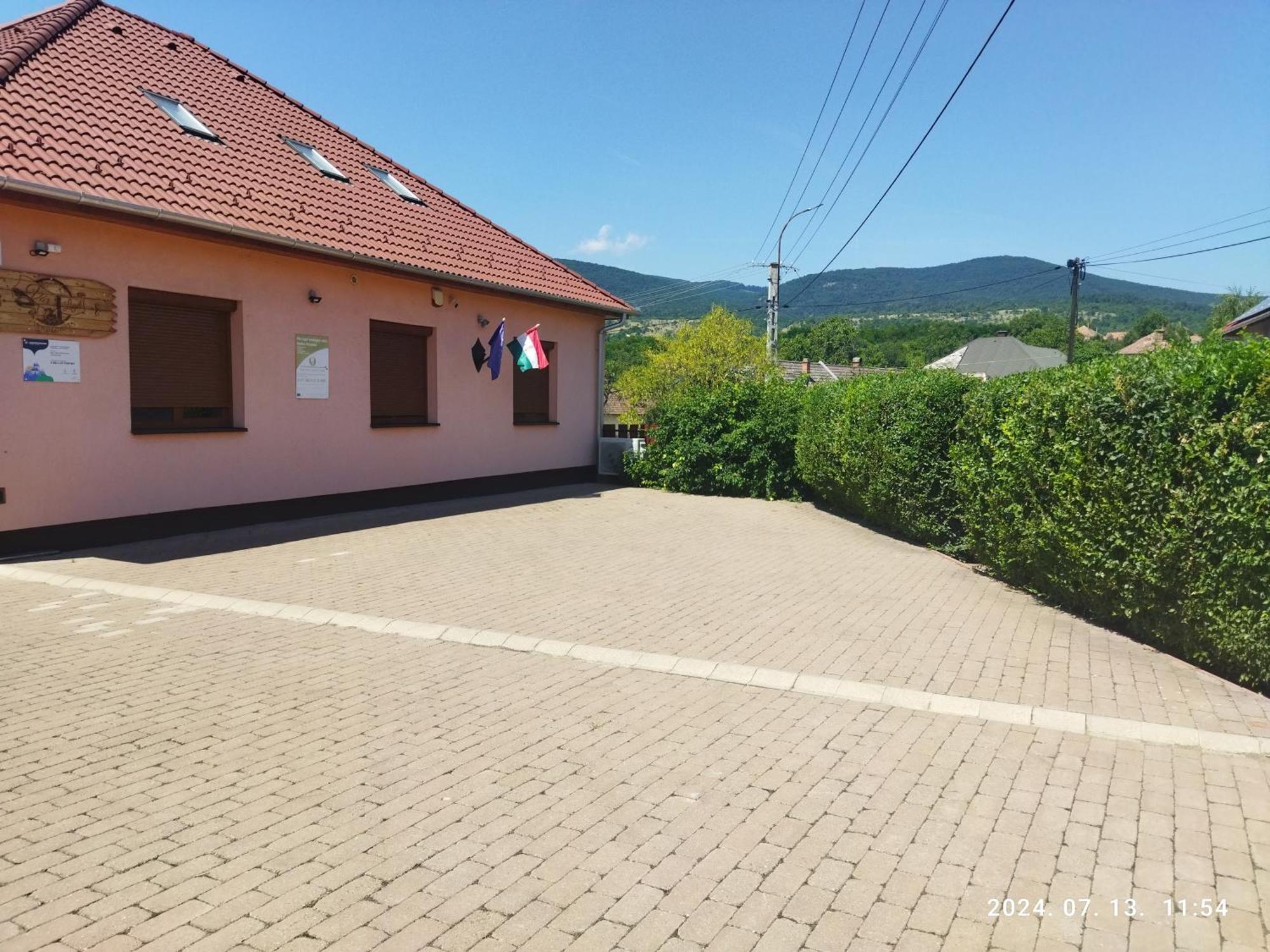 Var-Liget Vendeghaz Kisnana Exterior photo