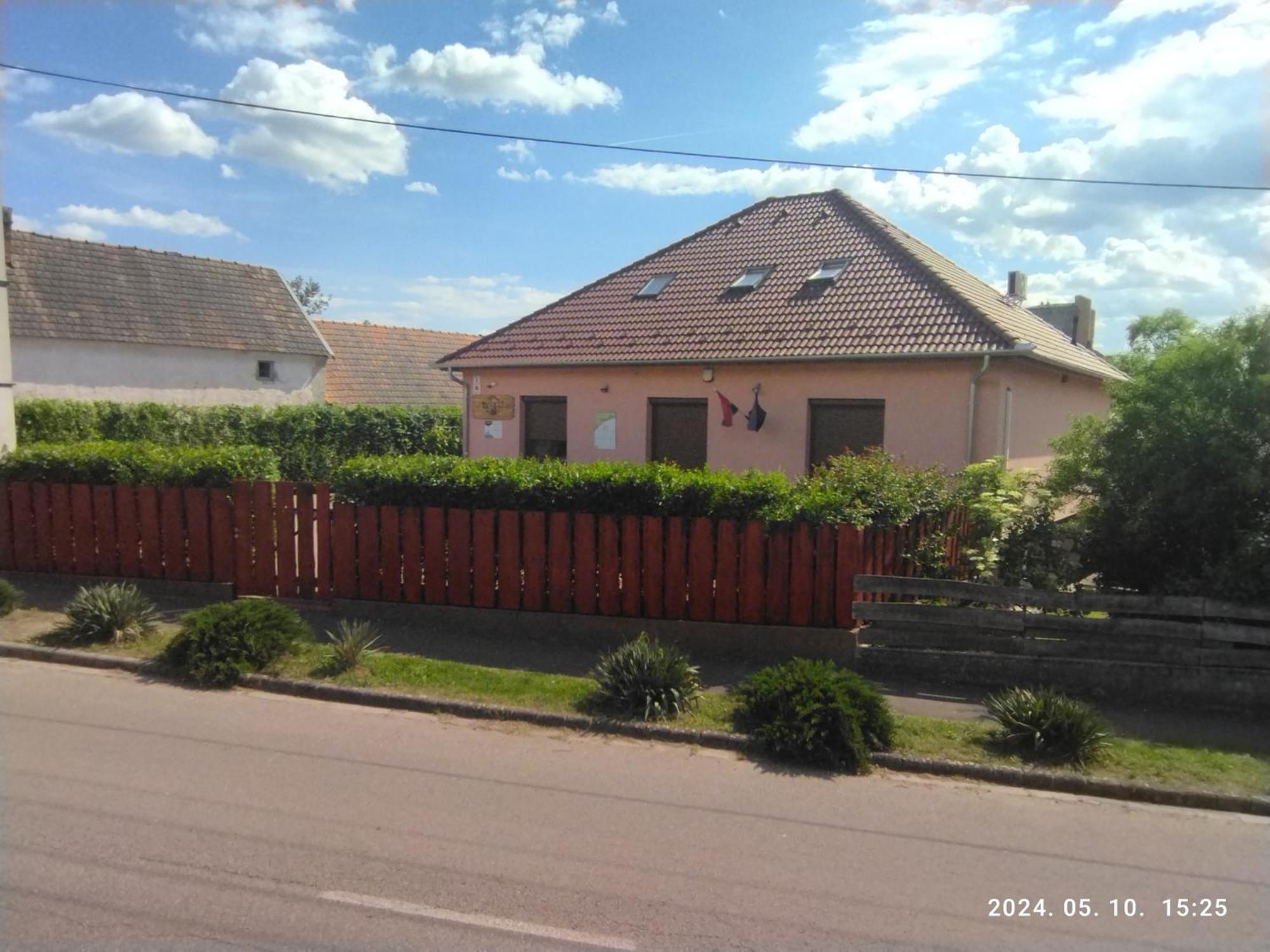 Var-Liget Vendeghaz Kisnana Exterior photo